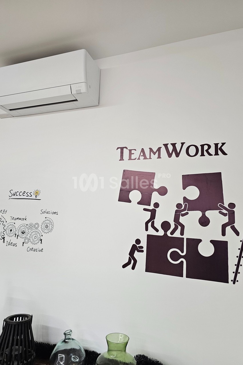 Autocollants muraux illustrant le travail d'équipe avec des pièces de puzzle et un climatiseur fixé au mur.