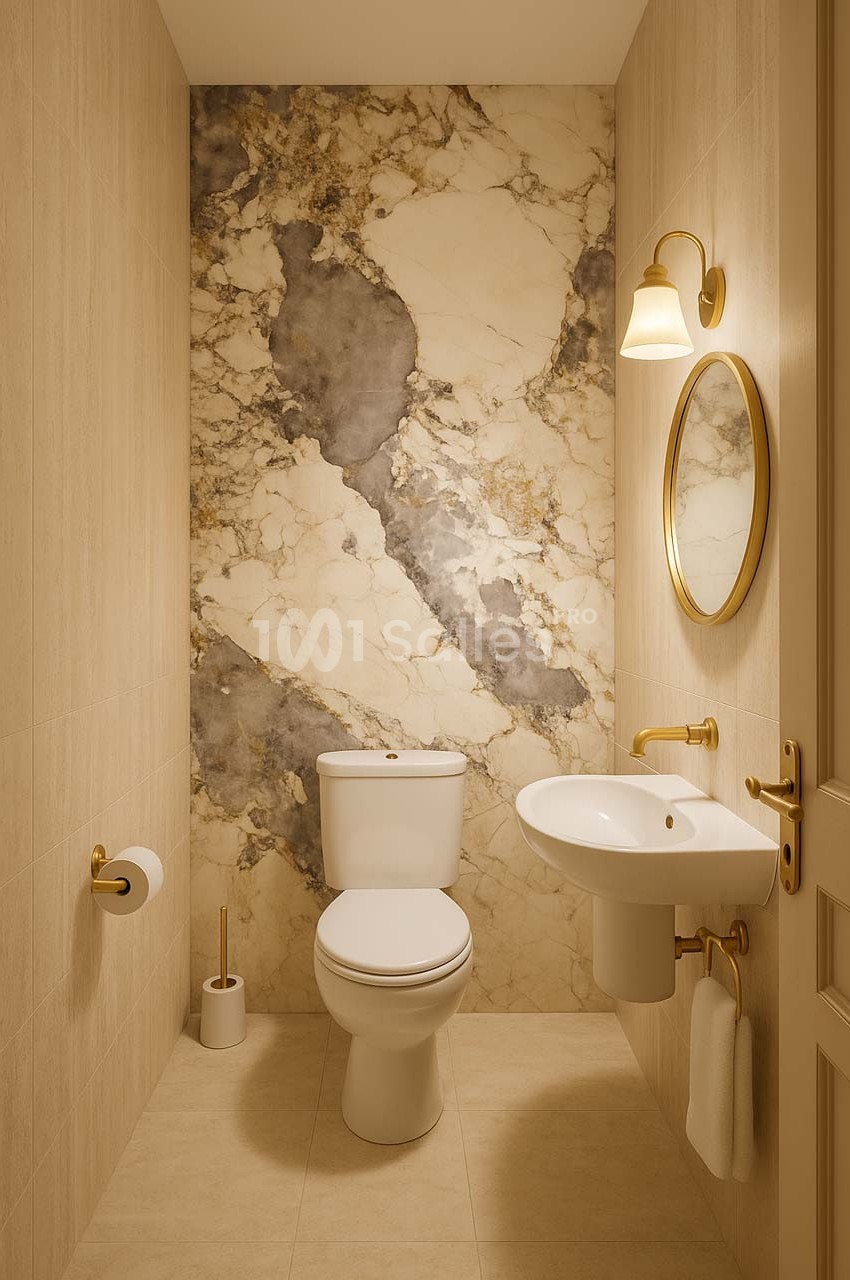 Salle de bain compacte avec toilettes, lavabo, miroir rond, applique murale et mur en marbre beige et gris.