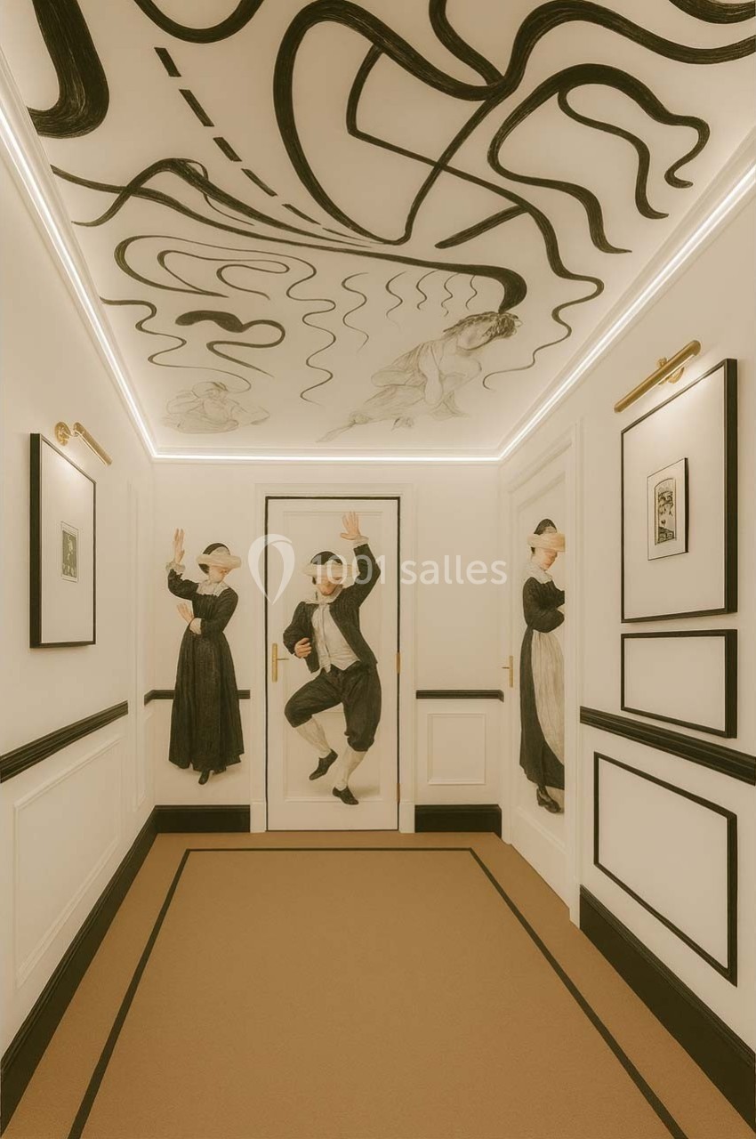 Couloir décoré de fresques murales et au plafond, représentant des personnages en habits traditionnels et des motifs…