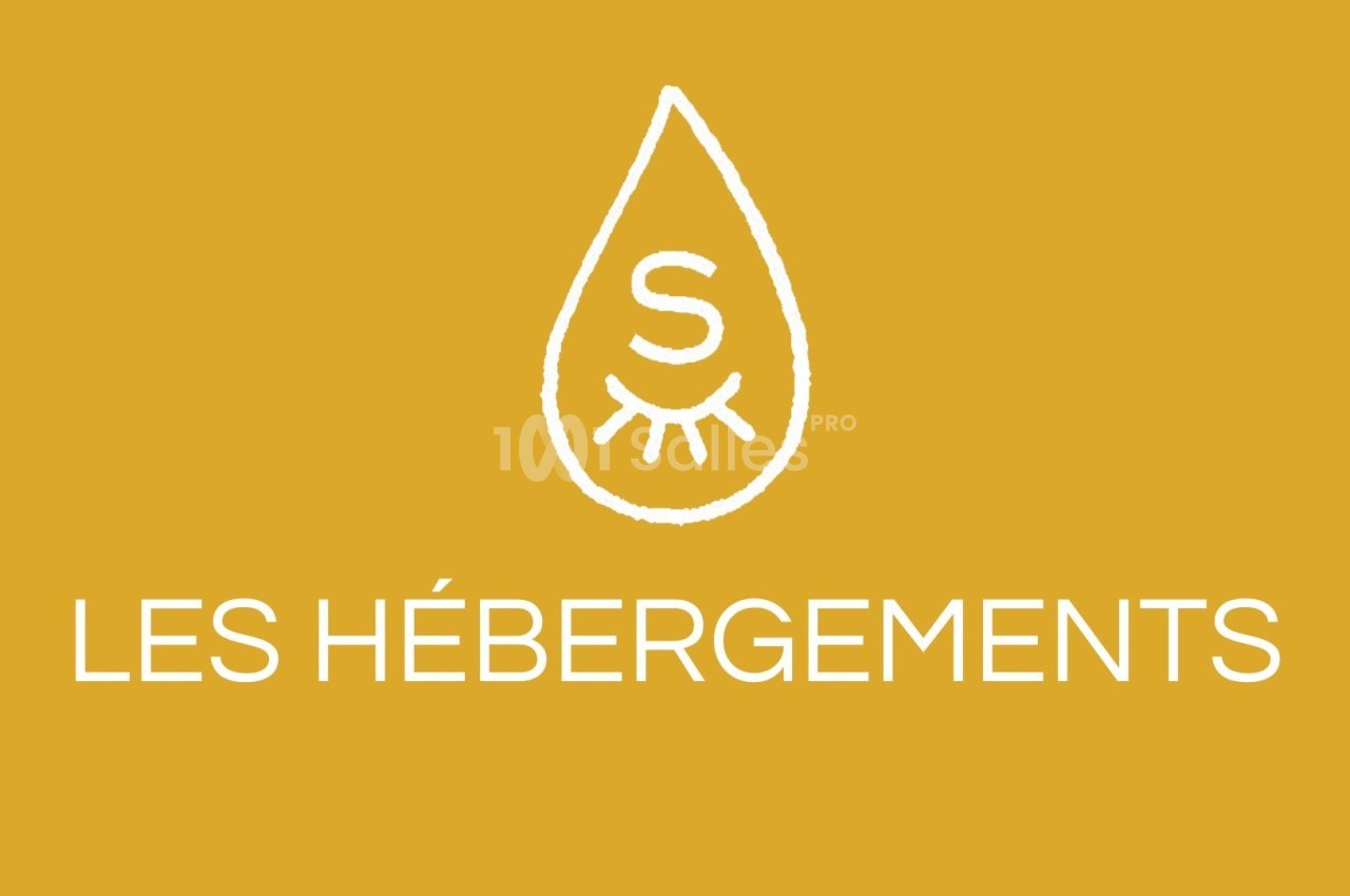 Logo avec une goutte stylisée contenant un ’S’ et un motif d'œil, accompagné du texte ’Les Hébergements’ sur fond jaune.