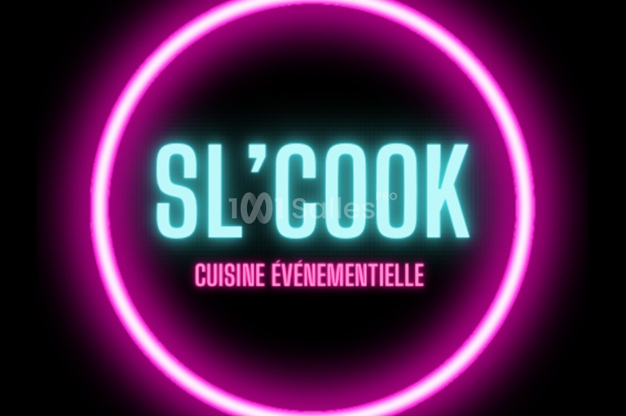 Logo circulaire avec texte ’SL'COOK Cuisine événementielle’ en néon rose et bleu sur fond noir.
