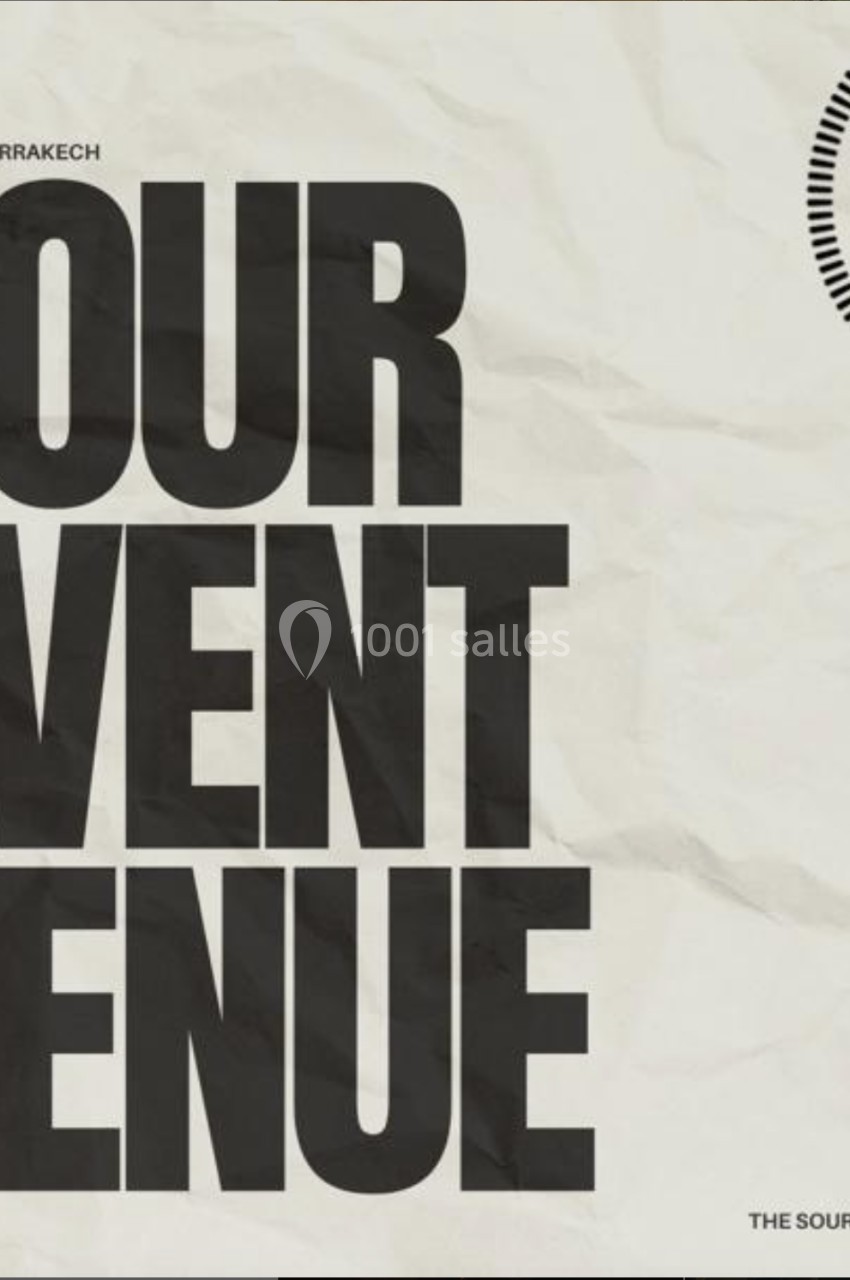 Texte en majuscules ’Your Event Venue’ avec un logo de lion stylisé à droite sur un fond texturé beige.