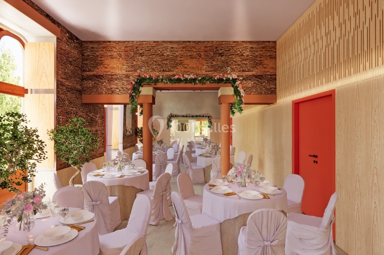 Salle de réception décorée avec des tables rondes dressées, des chaises couvertes et des arches ornées de fleurs.