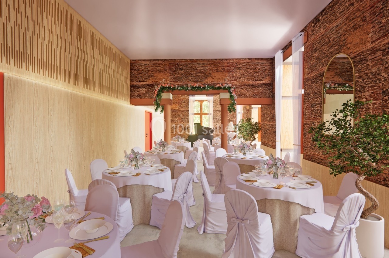 Salle de réception élégante avec tables rondes dressées, chaises blanches et décor floral, éclairée par une lumière…