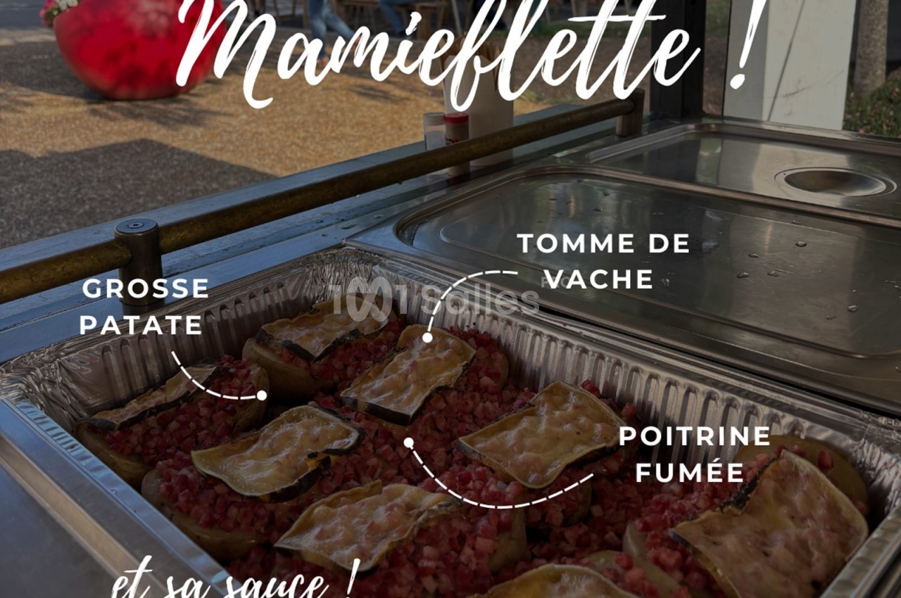 Plat de pommes de terre garnies de poitrine fumée, tomme de vache et sauce, présenté dans un plat en aluminium.