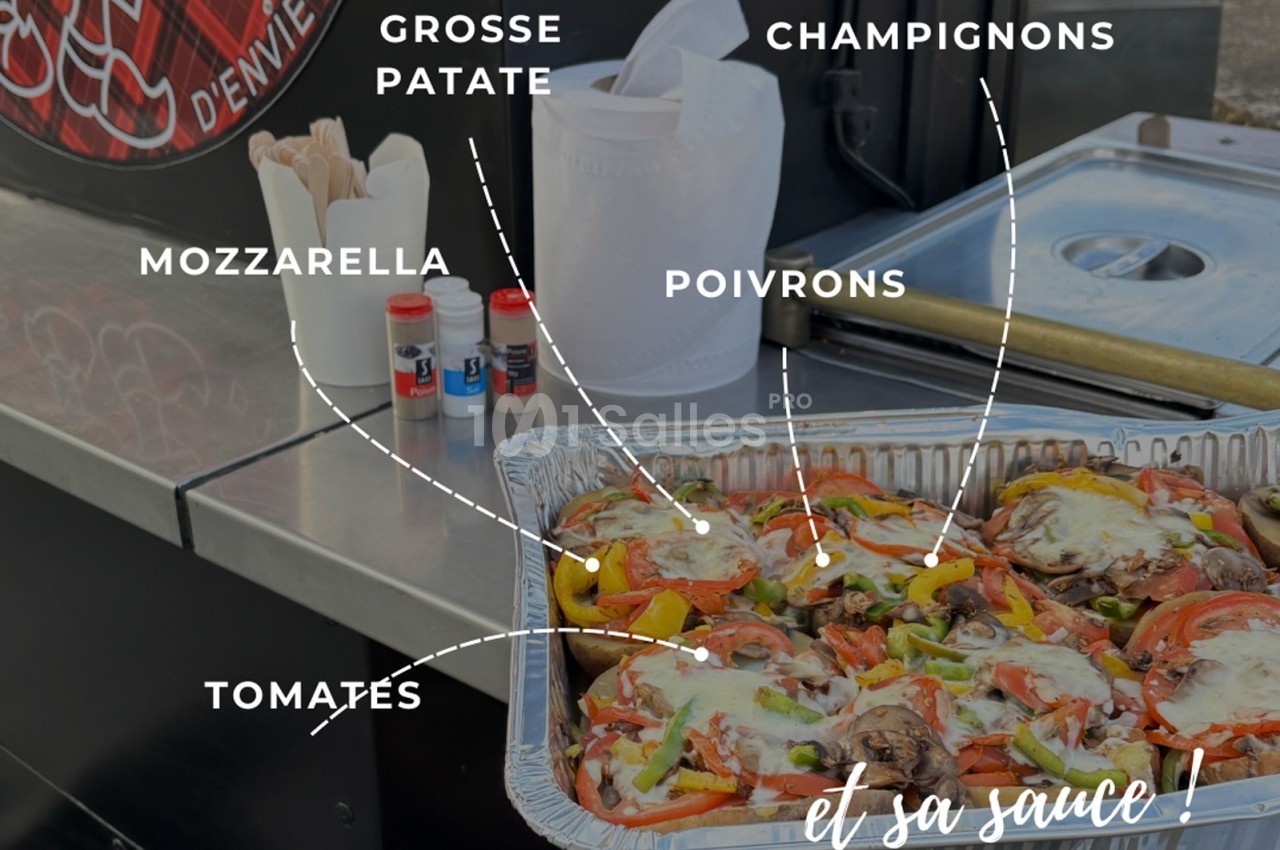 Plat de légumes grillés avec tomates, poivrons, champignons, mozzarella fondue et pommes de terre, présenté dans un plat en…
