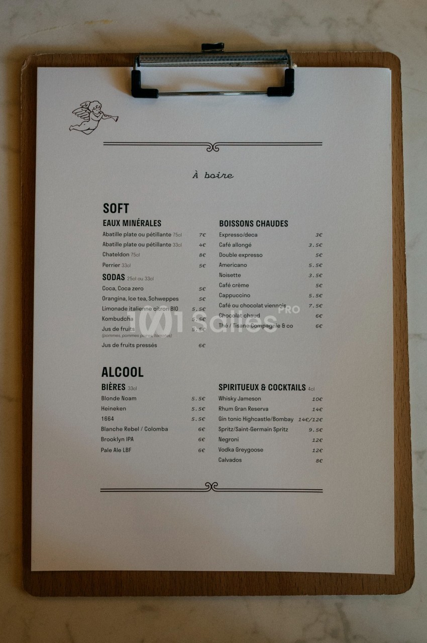 Carte des boissons sur une planchette en bois, listant softs, boissons chaudes, bières, spiritueux et cocktails.