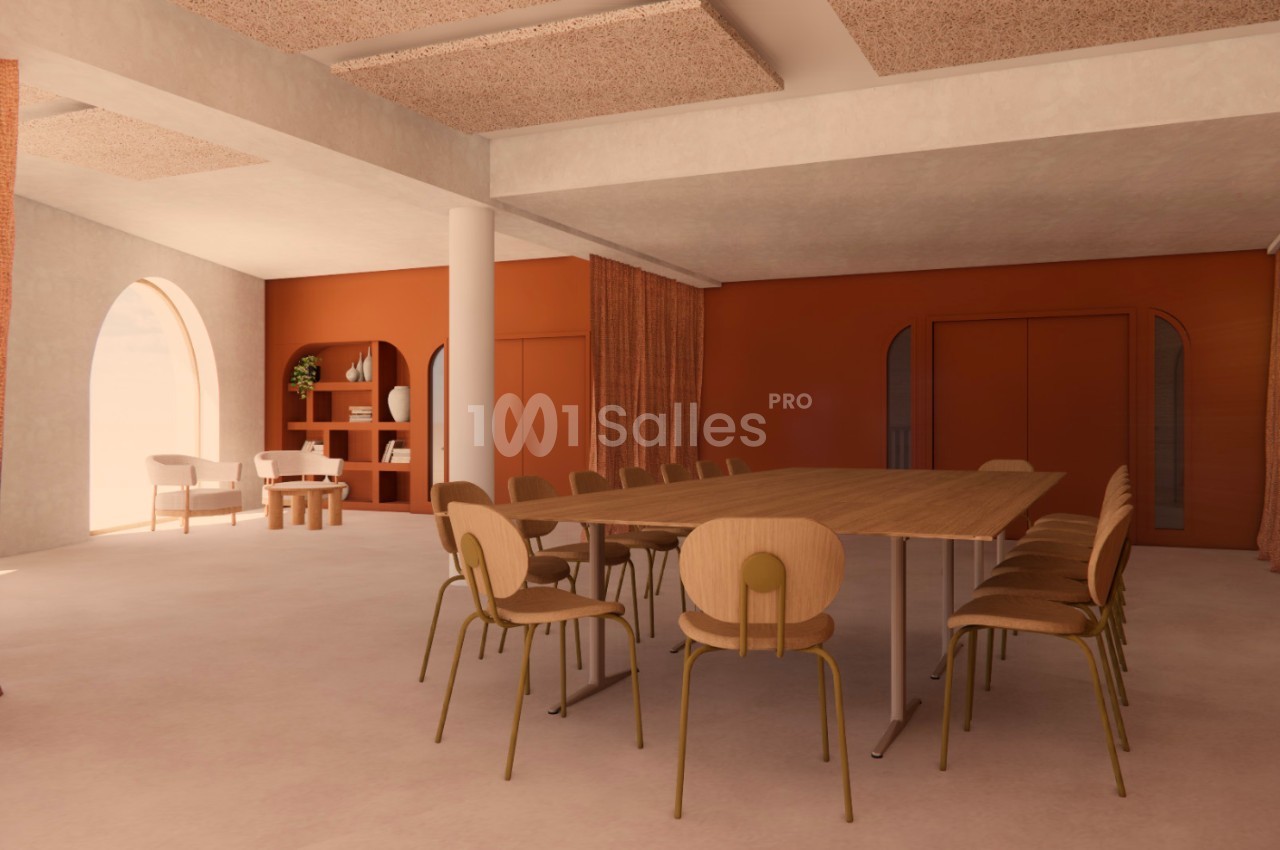 Salle de réunion lumineuse avec grande table en bois, chaises assorties, rideaux orange et étagères en arrière-plan.