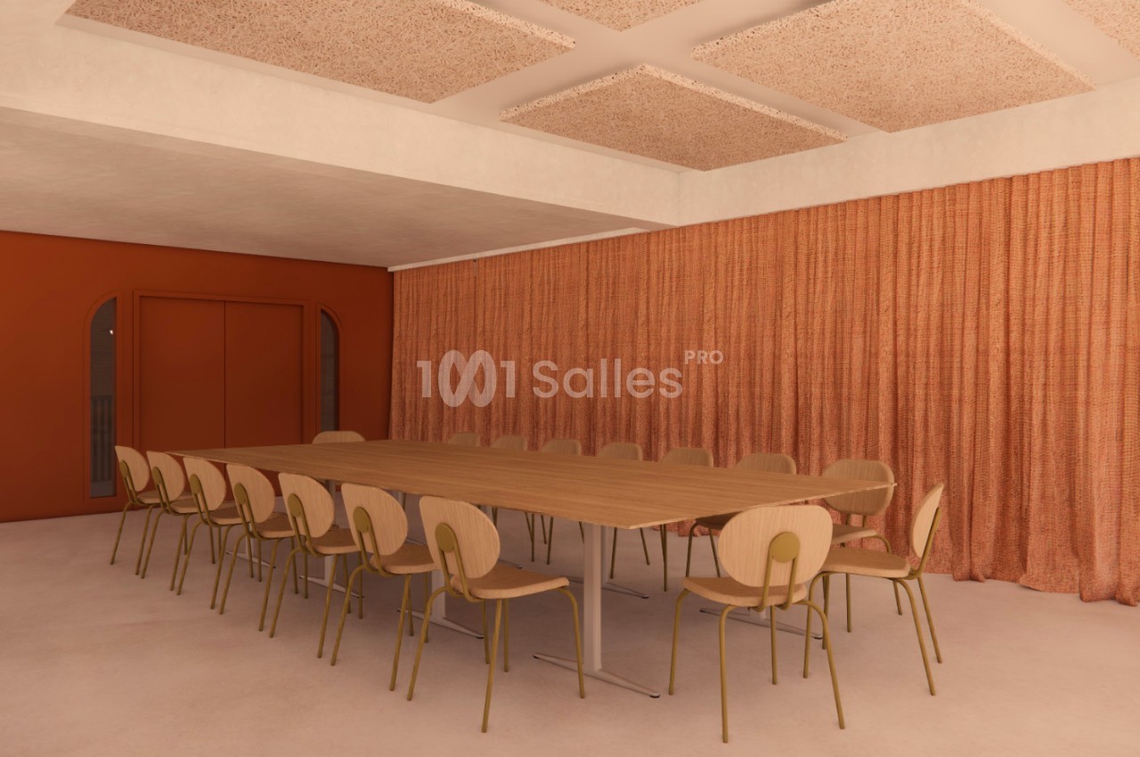 Salle de réunion avec une grande table en bois entourée de chaises, rideaux orange et plafond texturé.