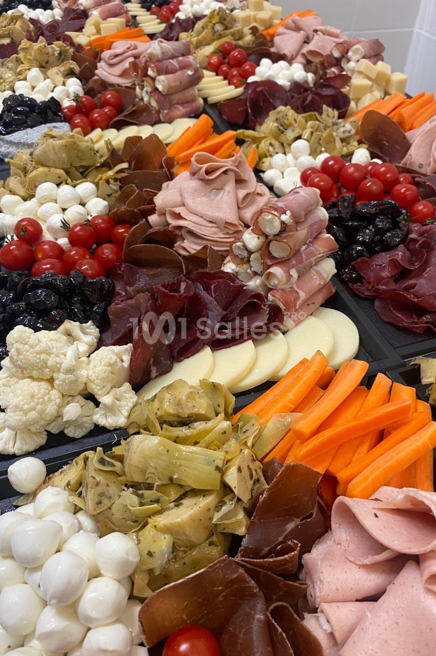 Plateaux garnis de charcuteries, fromages, légumes marinés, olives, tomates cerises et mozzarella.