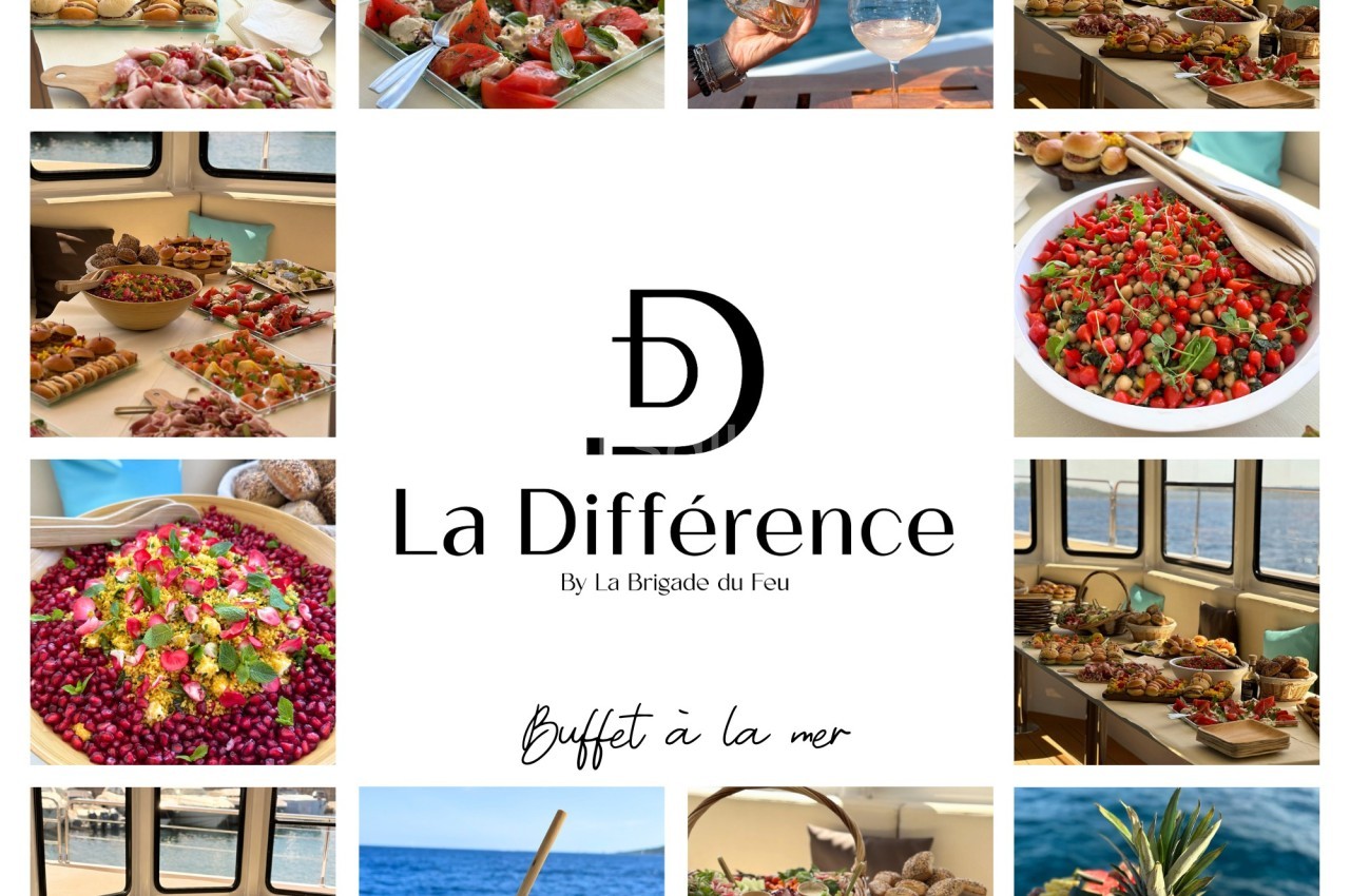 Buffet varié avec plats colorés, fruits frais et boissons, présenté sur un bateau en mer.