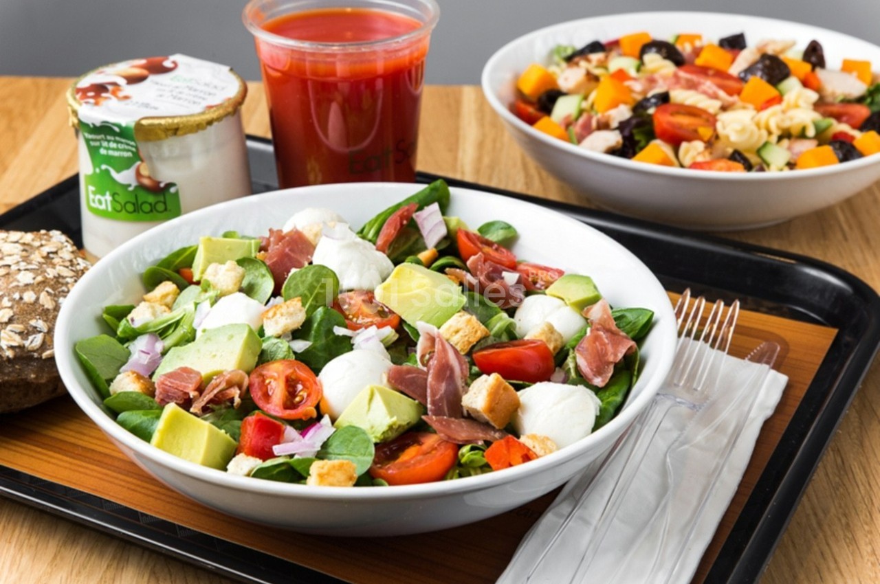 Salade composée avec avocat, tomates, mozzarella, jambon cru et croûtons, accompagnée de soupe et dessert.