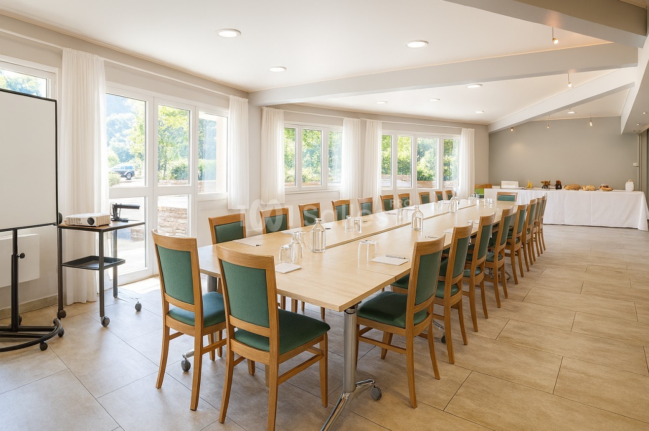 Salle de réunion lumineuse avec une grande table rectangulaire entourée de chaises, équipée d'un tableau et d'un…
