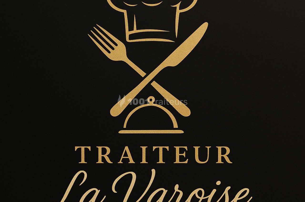 Logo d'un traiteur avec un chapeau de chef, une fourchette, un couteau croisé et une cloche, accompagné du texte ’Traiteur…