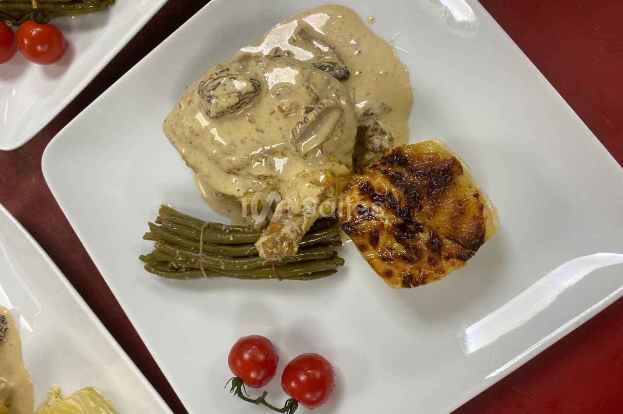 Assiette composée de poulet sauce crémeuse aux champignons, haricots verts, gratin dauphinois et tomates cerises.