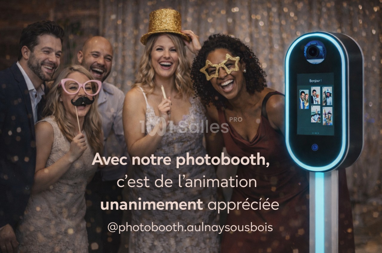 Des personnes souriantes posent avec des accessoires festifs devant un photobooth lumineux dans une ambiance conviviale.