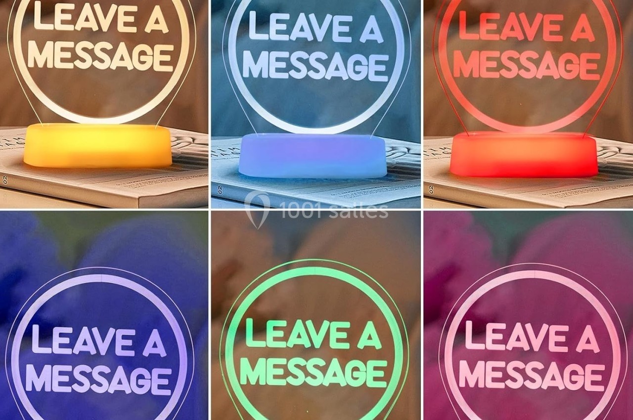 Lampe LED avec inscription ’Leave a message’, affichant différentes couleurs lumineuses sur un fond flou.