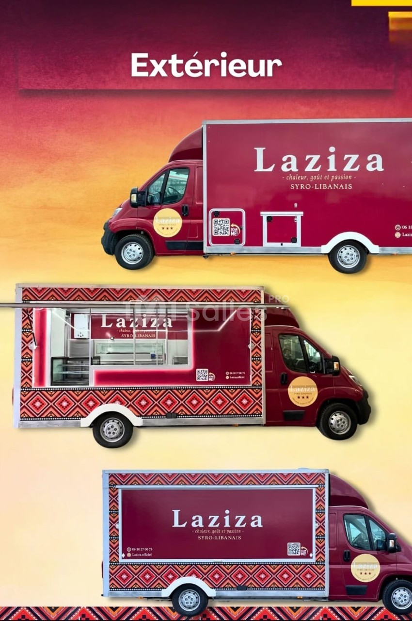 Camion de restauration rouge avec motifs orientaux, enseigne ’Laziza’ et fenêtre de service sur le côté.