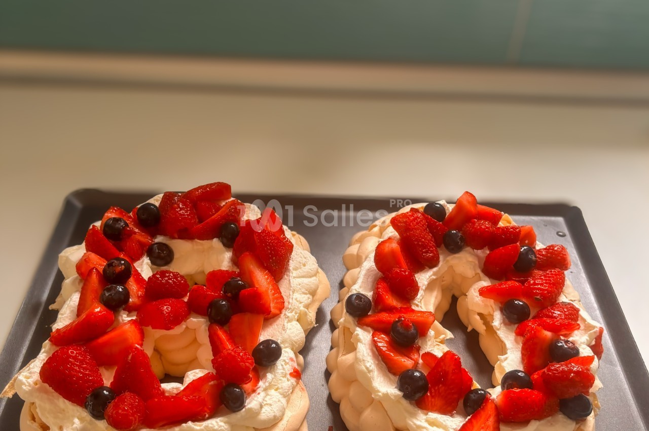Meringues en forme de chiffres 8 et 0, garnies de crème chantilly, fraises, framboises et myrtilles.