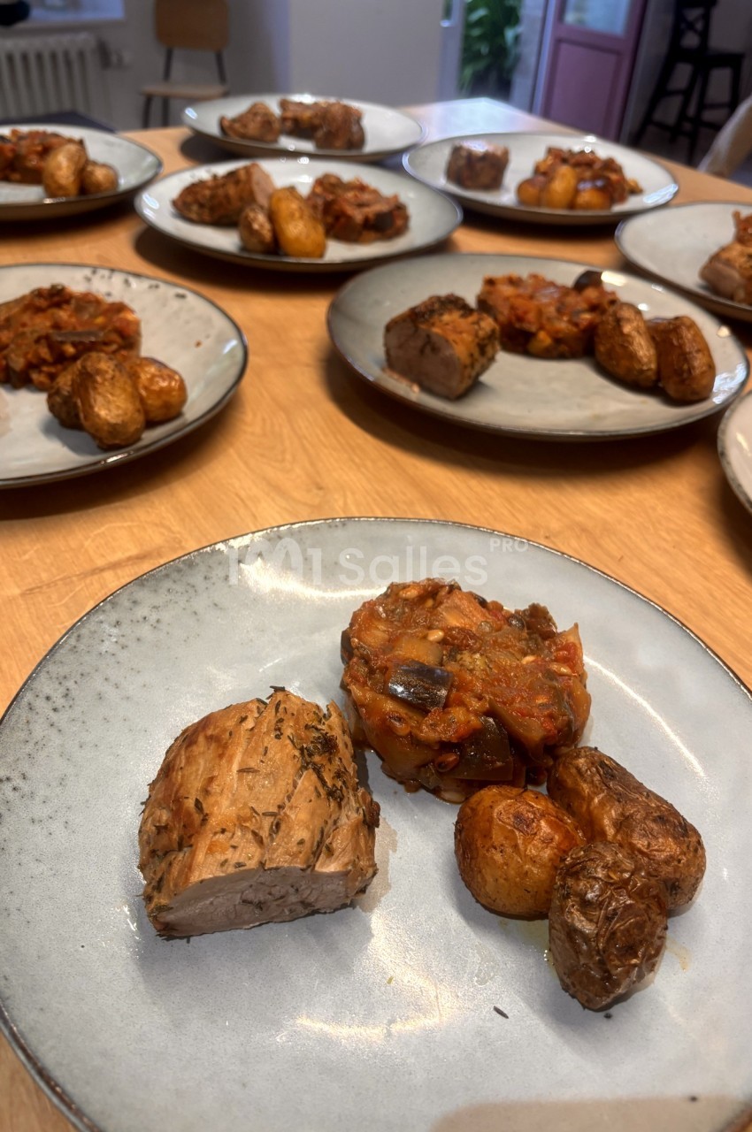Assiettes contenant du filet de viande, des pommes de terre rôties et une garniture de légumes cuisinés.