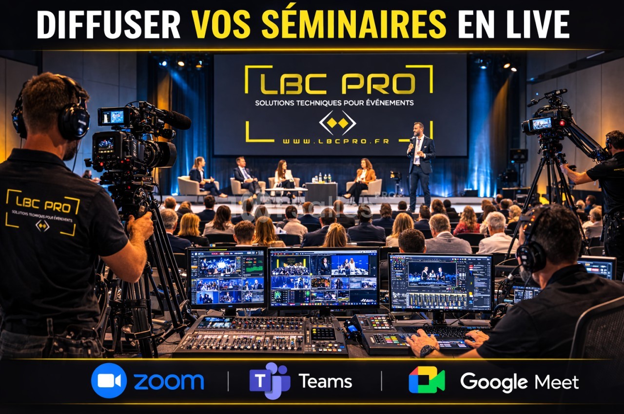 Techniciens filmant et diffusant en direct une conférence avec plusieurs intervenants sur une scène.