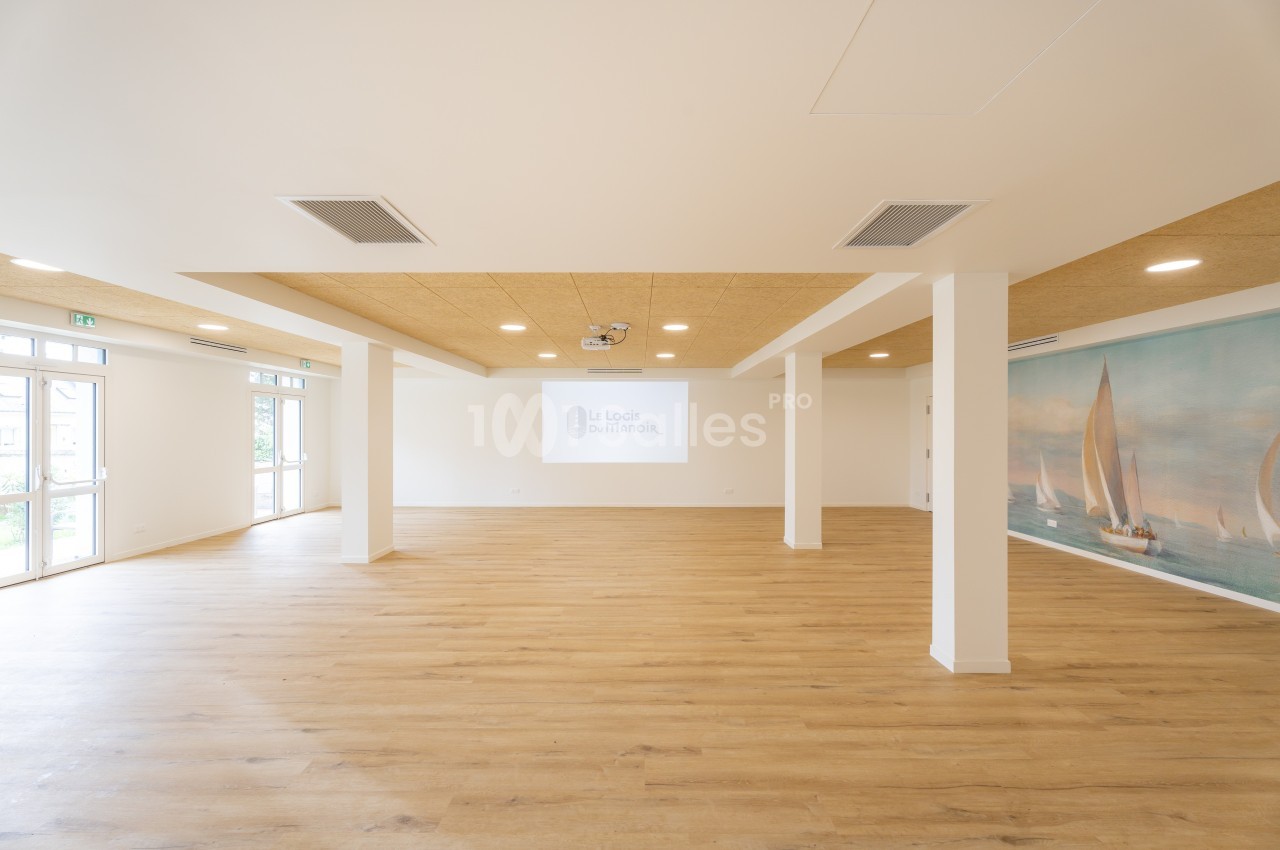 Salle lumineuse avec parquet clair, murs blancs, plafond en bois, et fresque murale représentant des voiliers.