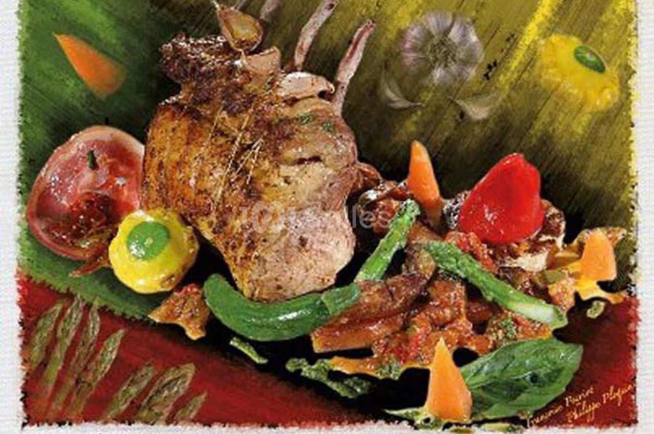 Carré de porc rôti accompagné de légumes colorés et d'une garniture aux herbes, présenté sur un fond artistique.