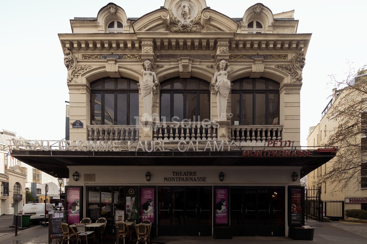 Façade du Théâtre Montparnasse avec ses statues et ses détails architecturaux ornés, vue depuis la rue.