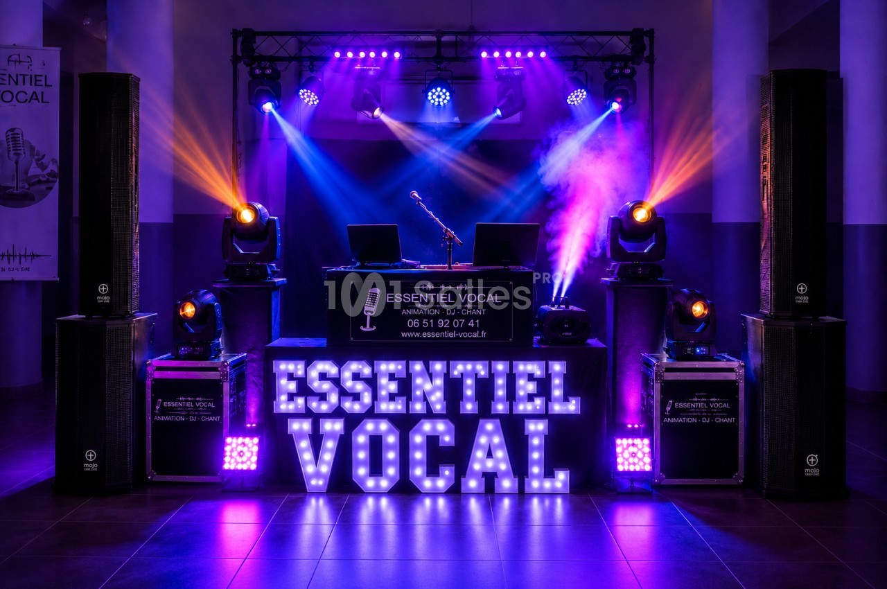 Installation de matériel de sonorisation et éclairage coloré avec une enseigne lumineuse ’Essentiel Vocal’.