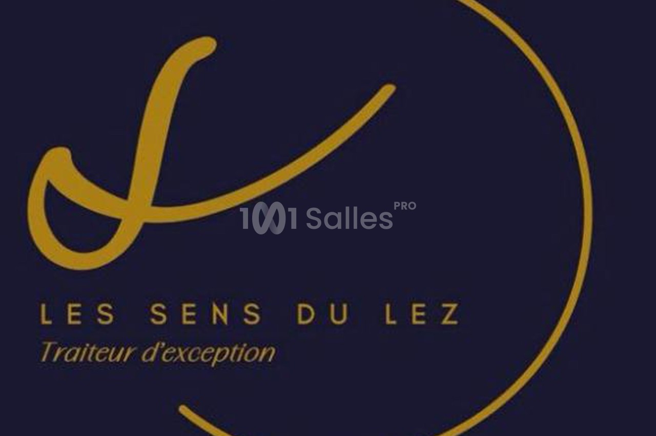 Logo de ’Les Sens du Lez’ avec une typographie dorée sur fond noir et une ligne courbe stylisée.