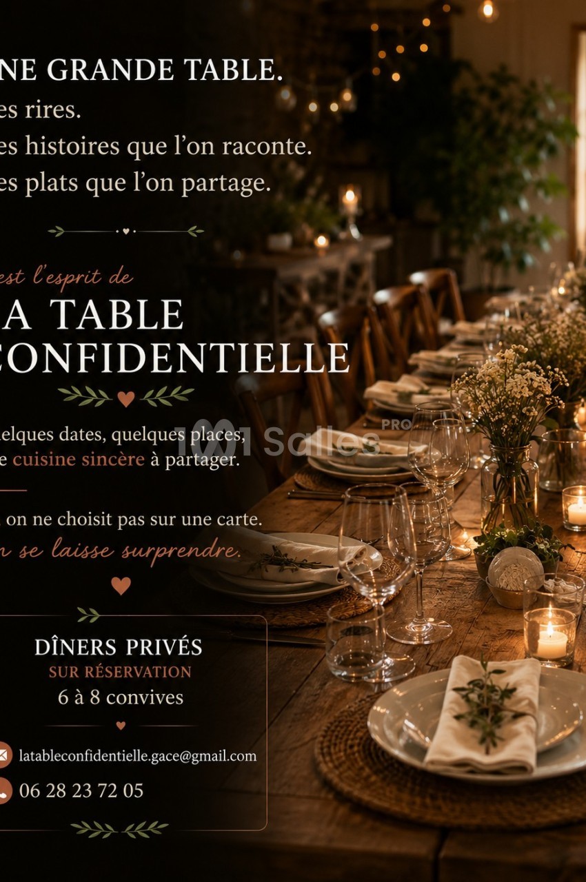 Table dressée avec vaisselle élégante, bougies allumées et décor chaleureux pour un dîner privé convivial.