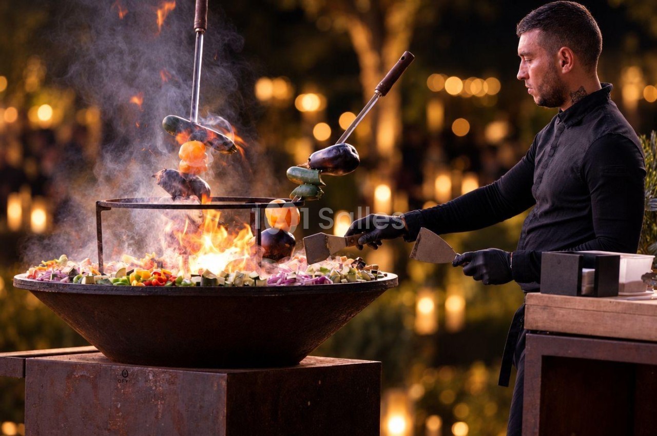 Cuisinier préparant une viande en flammes sur un brasero lors d'un événement en soirée.