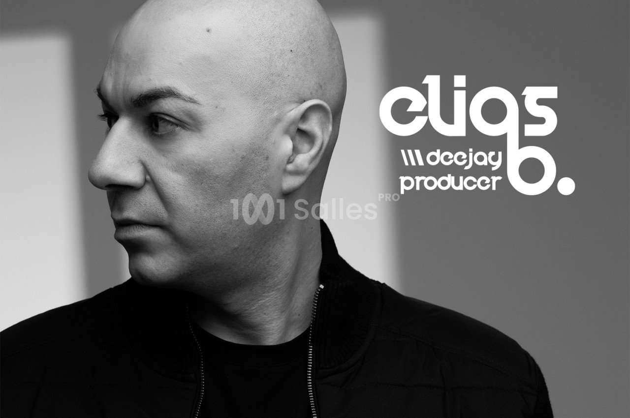 Portrait en noir et blanc d'un homme chauve regardant sur le côté, avec un logo ’Elias DJ Producer’ à droite.