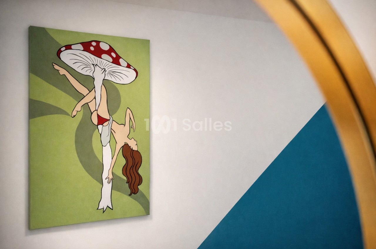 Illustration murale d'une femme stylisée portant un champignon rouge et blanc sur fond vert dégradé.