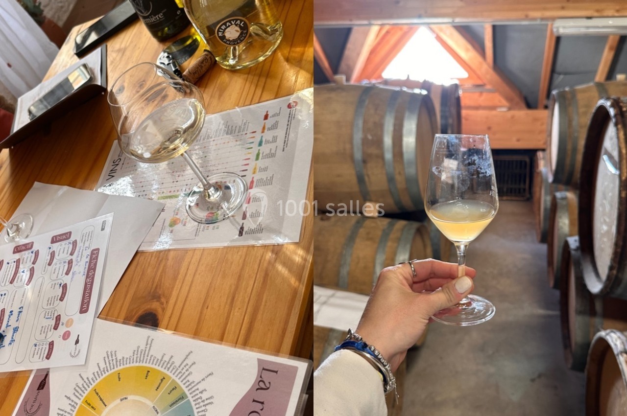 Photo 1 : Verre de vin blanc posé sur une table avec des documents de dégustation et des bouteilles. Photo 2 : Verre de vin…