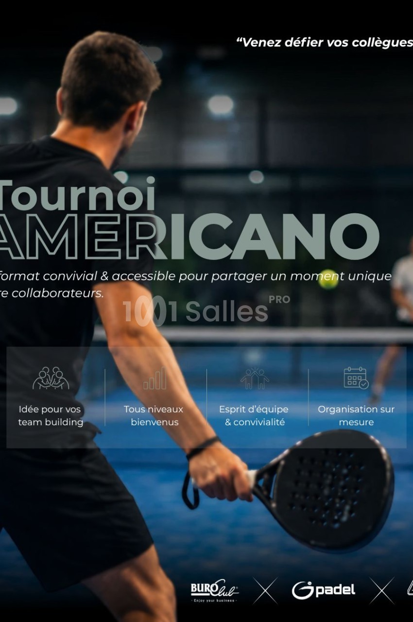 Personne de dos tenant une raquette de padel sur un court bleu - team building sportif.