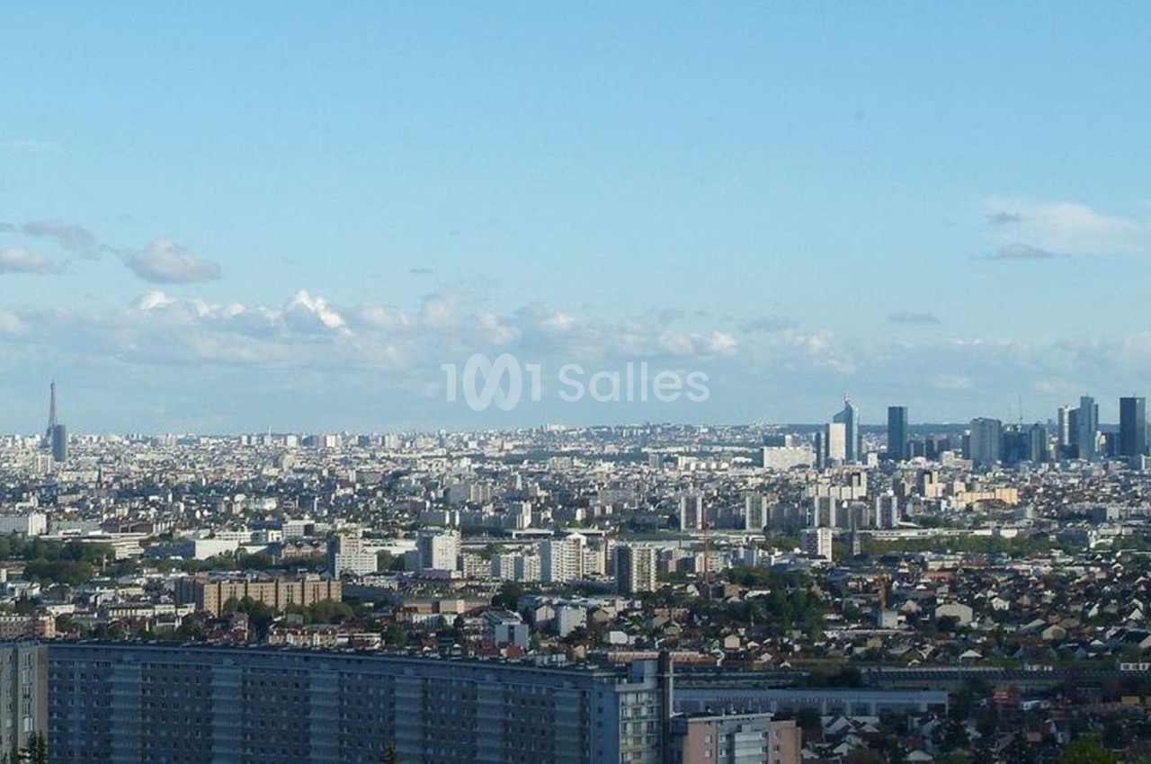Vue panoramique d'une ville avec la tour Eiffel à gauche et des gratte-ciels modernes à droite sous un ciel dégagé.