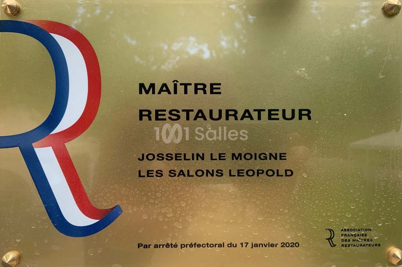 Plaque dorée indiquant le titre de Maître Restaurateur décerné à Josselin Le Moigne pour Les Salons Léopold.