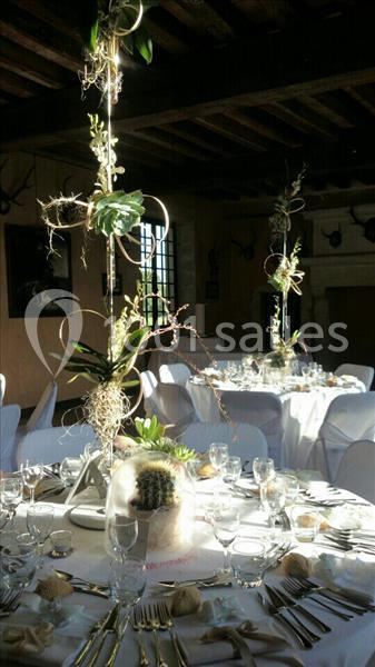 Décoration de table de mariage avec centres de table végétaux, nappes blanches et vaisselle élégante dans une salle…