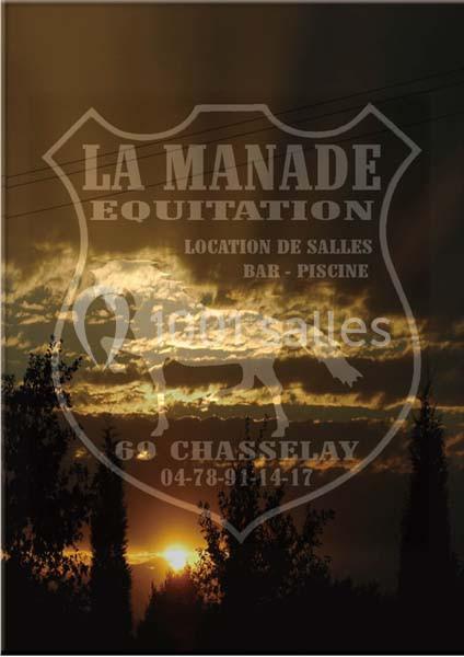 Paysage de coucher de soleil avec des arbres en silhouette, surmonté d'un logo d'équitation et d'informations de contact.