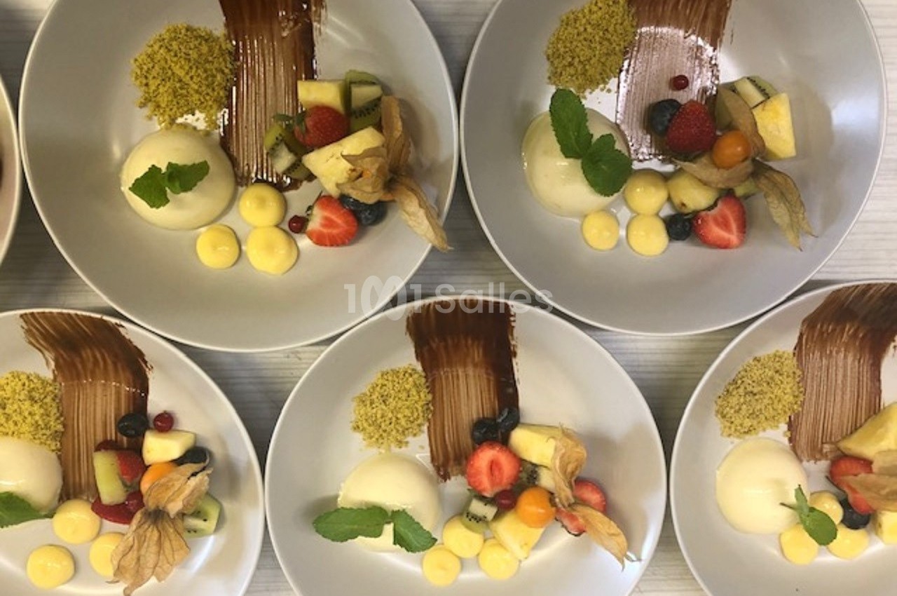 Assiettes de desserts composées de panna cotta, fruits frais, coulis de chocolat et crumble.