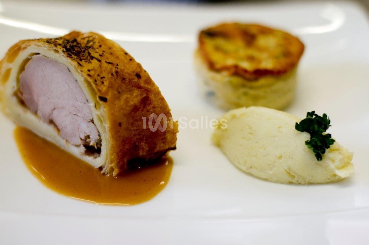 Plat composé d'un filet en croûte avec sauce, d'une purée garnie de persil et d'un petit gratin individuel.